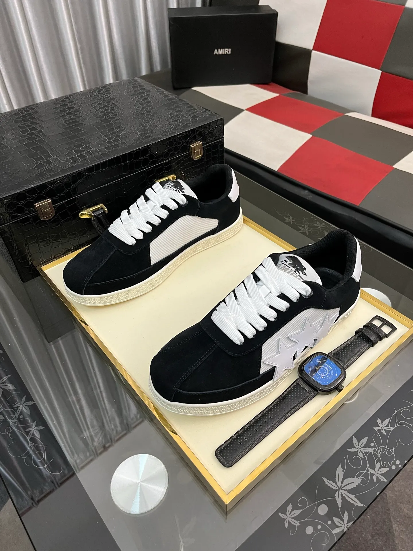 Men's shoes 💰420⌚️⌚️《AMIR*》New men's low-top casual sports sneakers bone shoes, another pair of irresistible bone shoes. Bone shoes are one of AMIRI's most popular items. They use first-layer cowhide uppers. The side bones are made of two cowhide laminations. They have a three-dimensional feel. The leather incisions are all oil-edged. Contrasting color design. Simple style. Fashionable sports. Customized metal LOGO nameplate to embellish shoelaces. Exclusive control of top version. Supports comparison. Breathable mesh lining Original rubber outsole A must-have item for daily leisure Suitable for various occasions Check it out if you are looking for high quality Super cool uppers Size: 38-445️⃣ Colors available